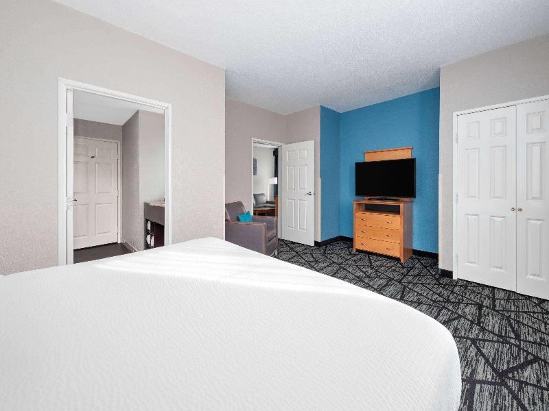 La Quinta Inn Suites By Wyndham Alvarado image