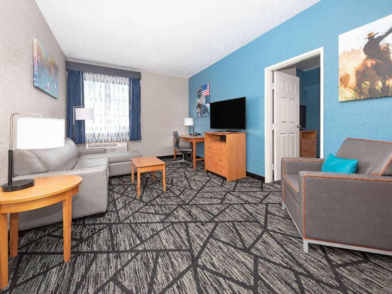 La Quinta Inn Suites By Wyndham Alvarado image