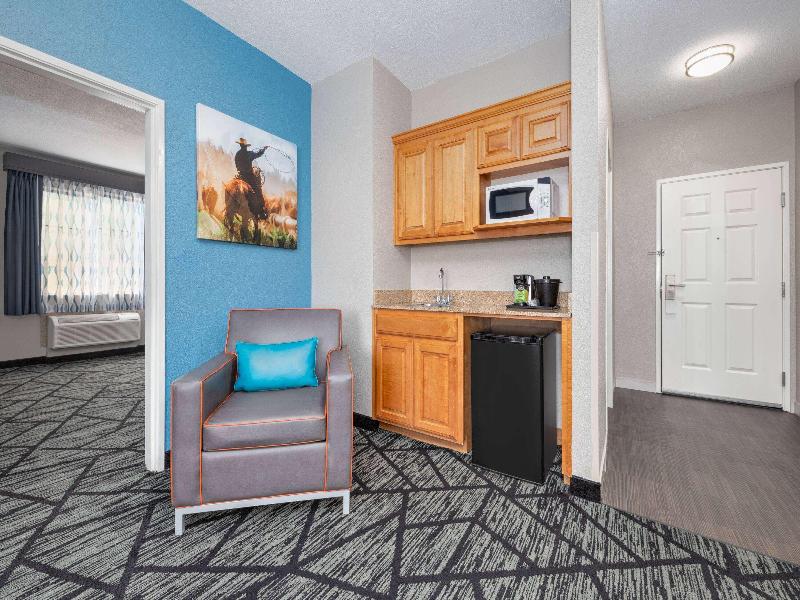 La Quinta Inn Suites By Wyndham Alvarado image