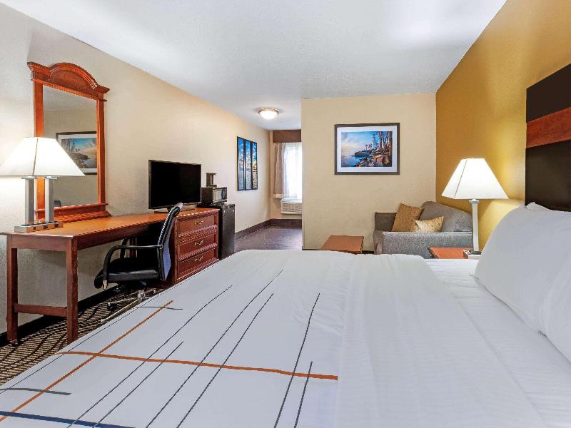 La Quinta Inn By Wyndham Sandusky Near Cedar Point image