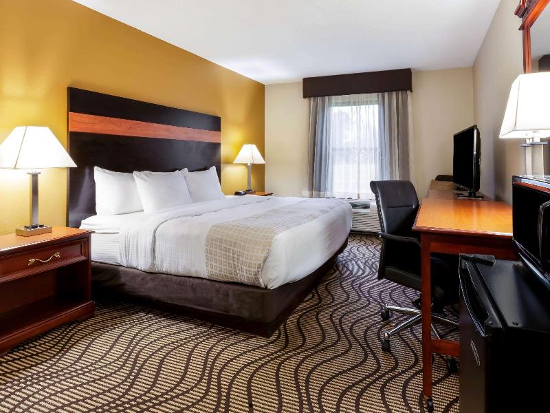 La Quinta Inn By Wyndham Sandusky Near Cedar Point image