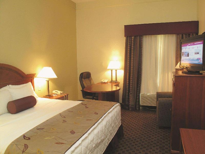 La Quinta Inn & Suites By Wyndham Kerrville image