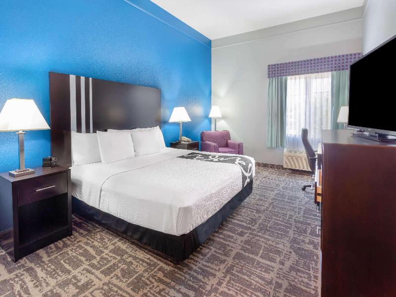 La Quinta Inn & Suites By Wyndham Kerrville image