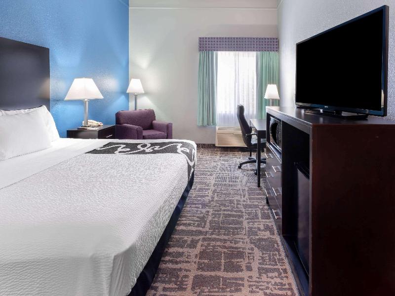 La Quinta Inn & Suites By Wyndham Kerrville image
