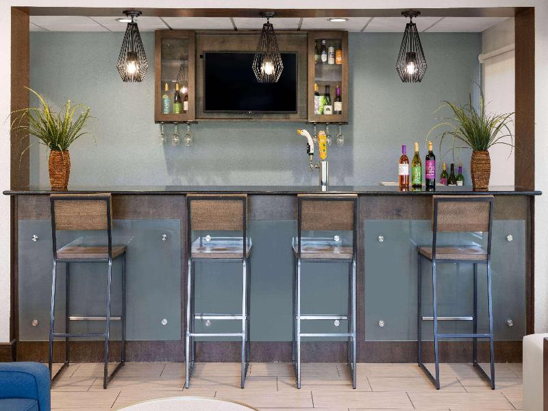 La Quinta Inn & Suites By Wyndham Lagrange / I-85
