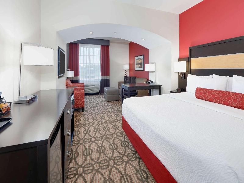 La Quinta Inn & Suites By Wyndham Starkville image