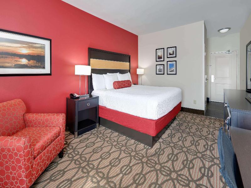 La Quinta Inn & Suites By Wyndham Starkville image