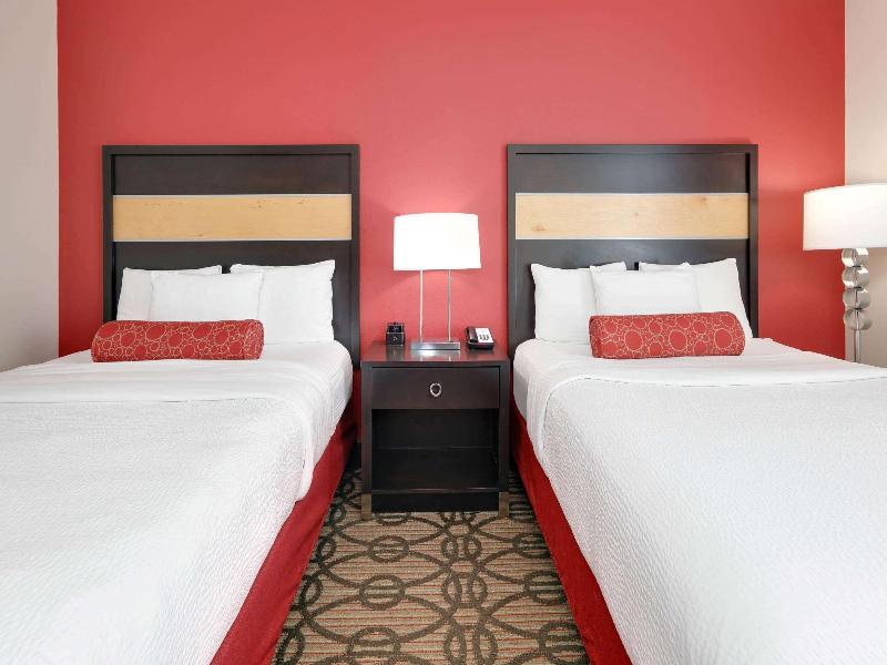 La Quinta Inn & Suites By Wyndham Starkville image