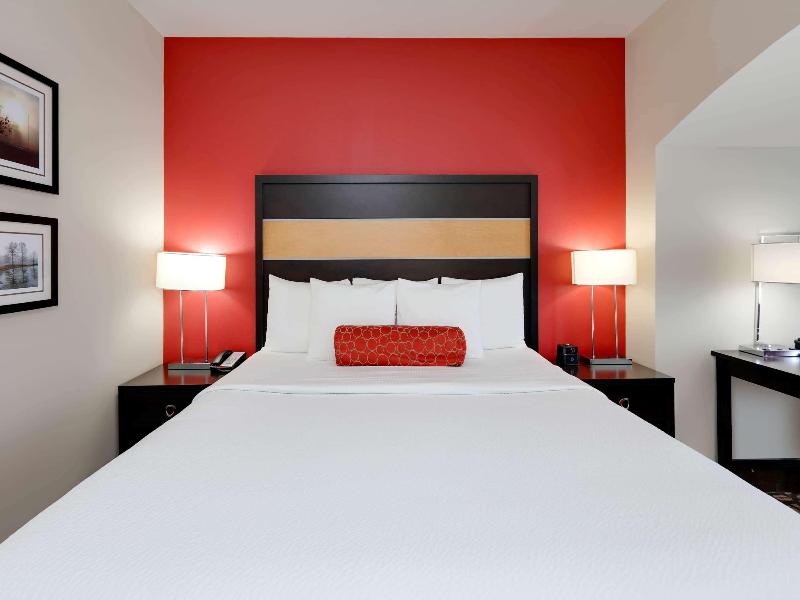La Quinta Inn & Suites By Wyndham Starkville image