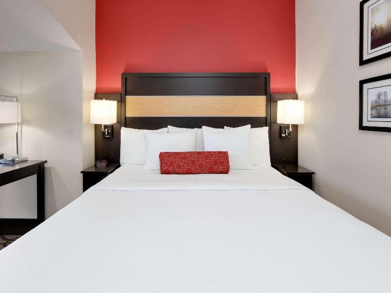 La Quinta Inn & Suites By Wyndham Starkville image