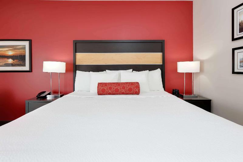 La Quinta Inn & Suites By Wyndham Starkville image