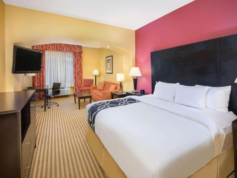 La Quinta Inn Suites By Wyndham Union City image