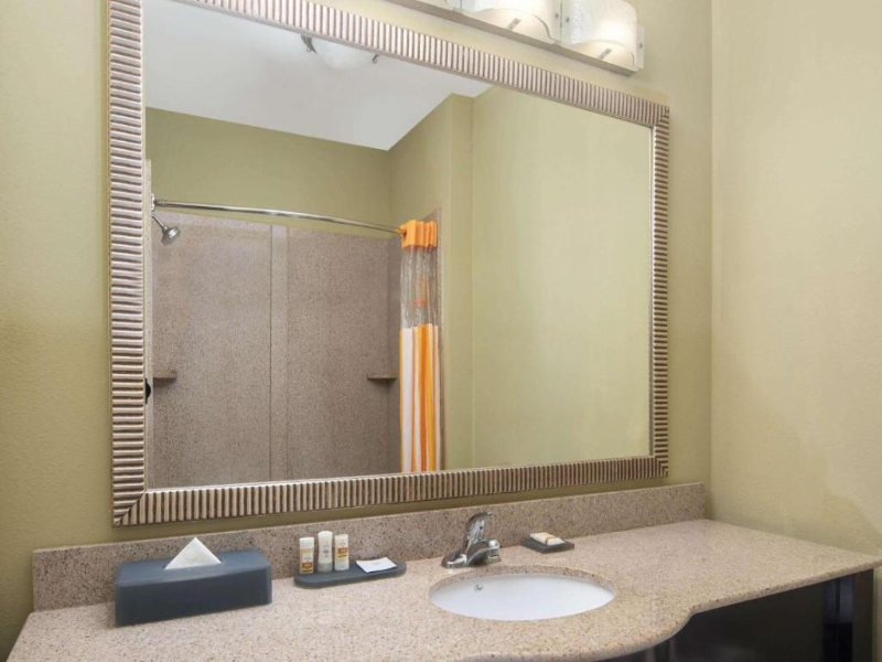 La Quinta Inn Suites By Wyndham Union City image