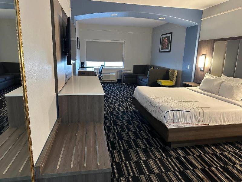 La Quinta Inn & Suites Wyndham Alamo McAllen East image