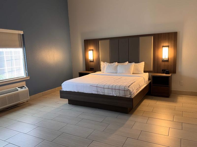 La Quinta Inn & Suites Wyndham Alamo McAllen East image