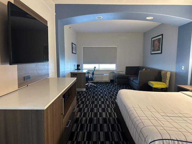La Quinta Inn & Suites Wyndham Alamo McAllen East image