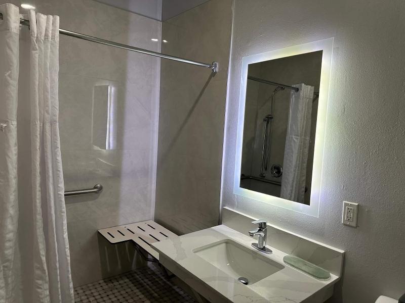 La Quinta Inn & Suites Wyndham Alamo McAllen East image