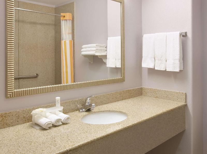 La Quinta Inn & Suites By Wyndham Corsicana image