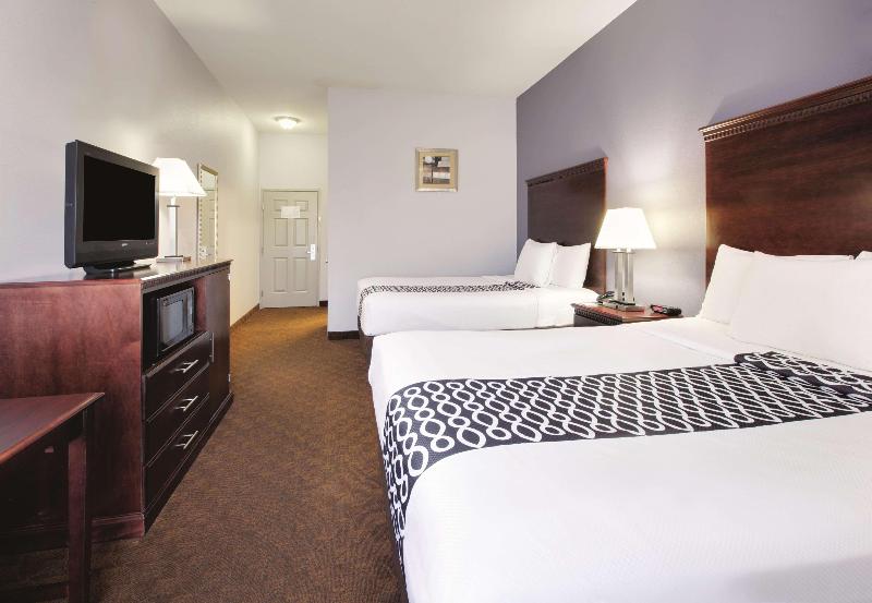 La Quinta Inn & Suites By Wyndham Corsicana image