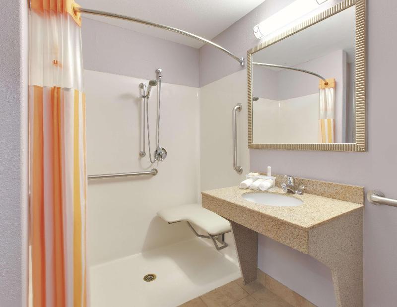 La Quinta Inn & Suites By Wyndham Corsicana image