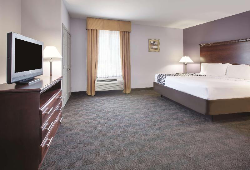La Quinta Inn & Suites By Wyndham Corsicana image