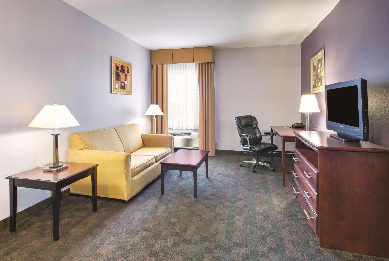 La Quinta Inn & Suites By Wyndham Corsicana image