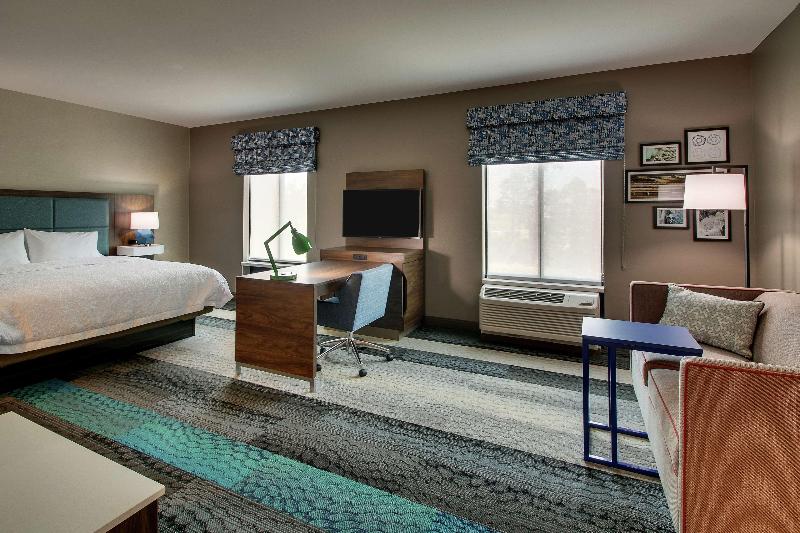 Hampton Inn & Suites Southport image