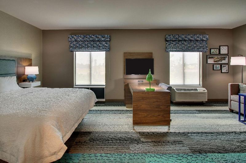 Hampton Inn & Suites Southport image