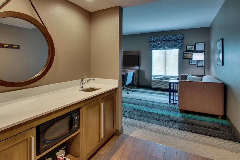 Hampton Inn & Suites Southport image