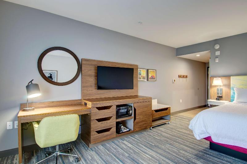 Hampton Inn & Suites Portland West image
