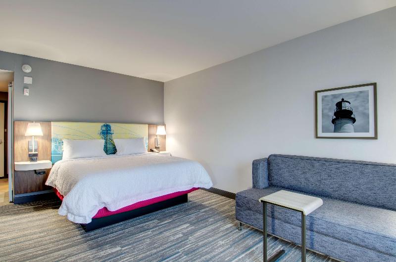 Hampton Inn & Suites Portland West image