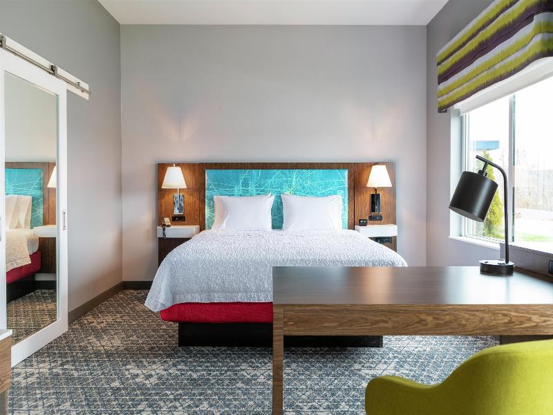 Hampton Inn & Suites Pittsburgh New Stanton image