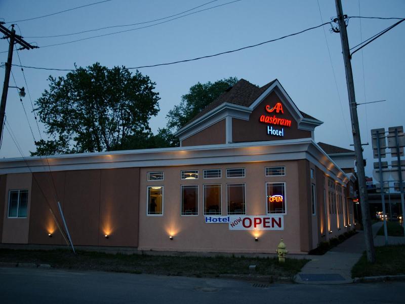 Aashram Hotel By Niagara River image