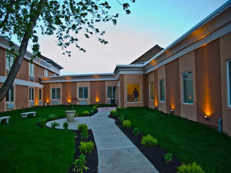 Aashram Hotel By Niagara River image