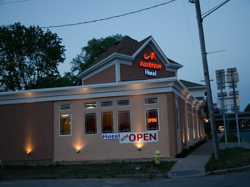 Aashram Hotel By Niagara River image