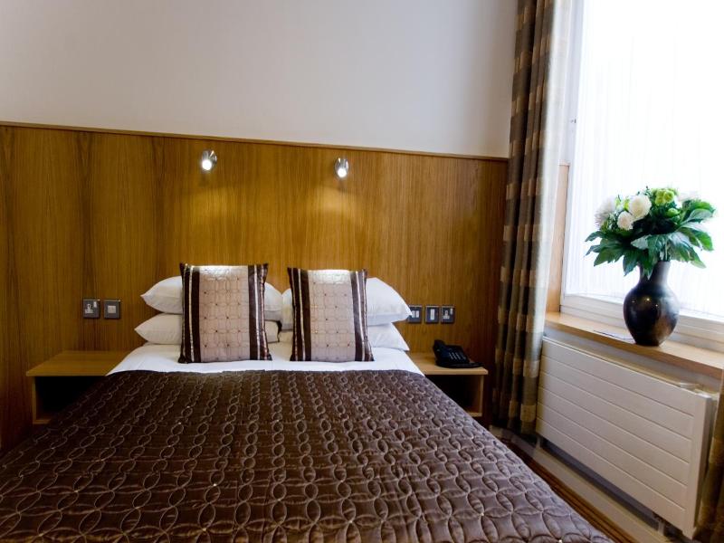Blooms Hotel image