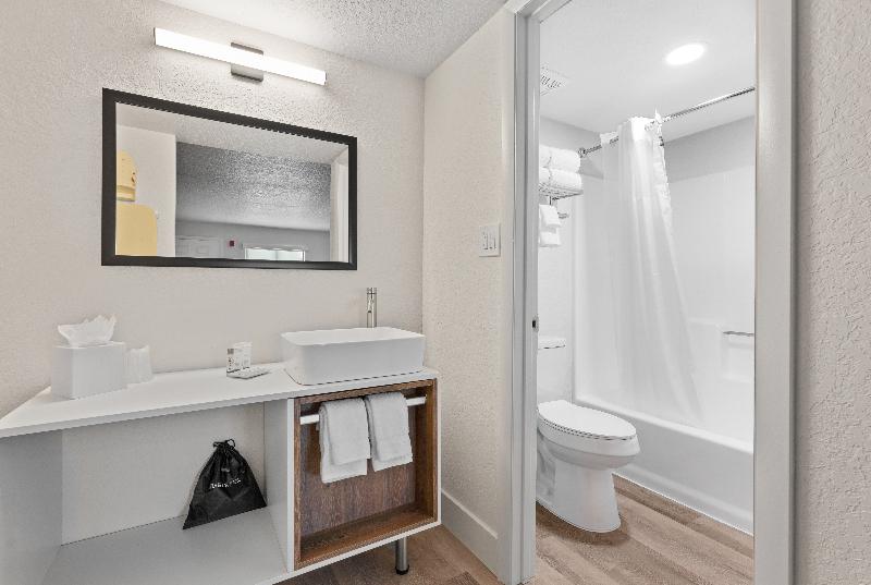 Howard Johnson by Wyndham Orlando Lake Buena V S image