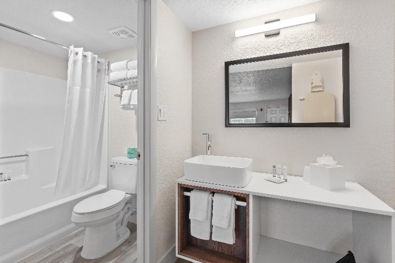 Howard Johnson by Wyndham Orlando Lake Buena V S image