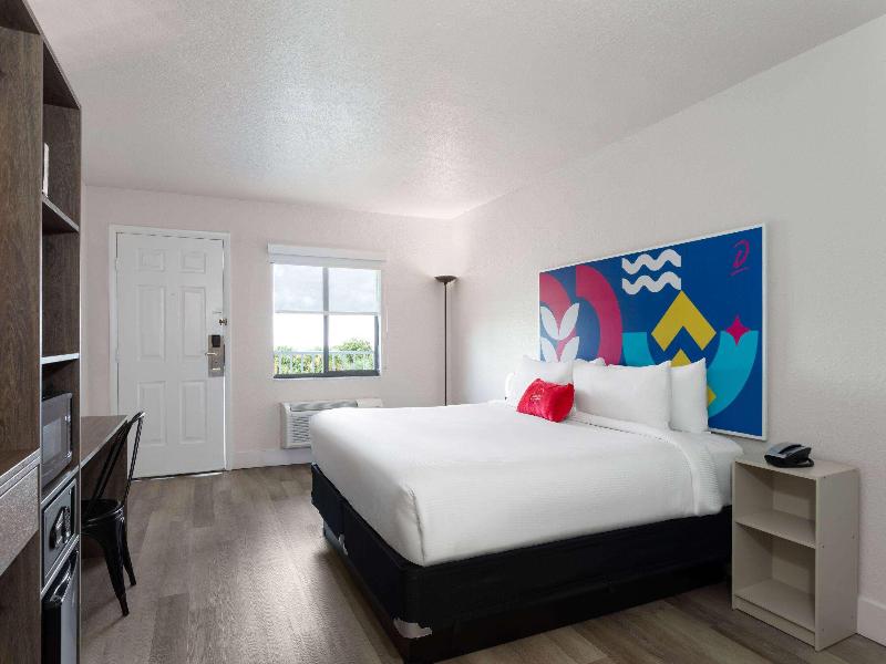 Howard Johnson by Wyndham Orlando Lake Buena V S image
