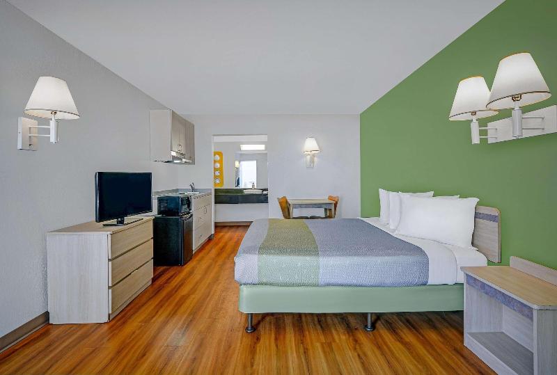 Motel 6 Tallahassee Downtown image