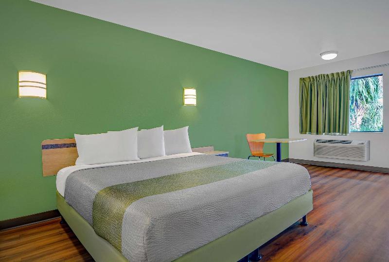 Motel 6 Tallahassee Downtown image