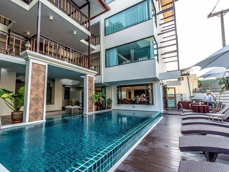 Golden Bell Hotel