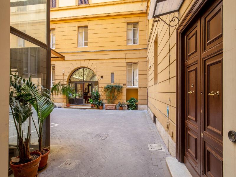 Courtyard Rome Suite image