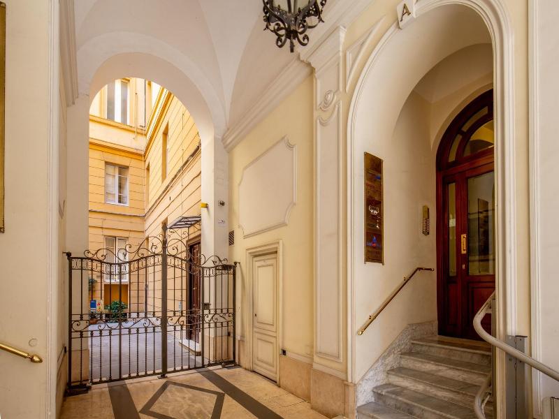 Courtyard Rome Suite image