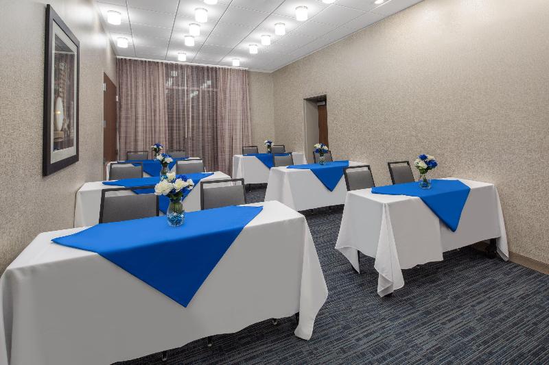 Holiday Inn Express & Suites Chico By IHG image