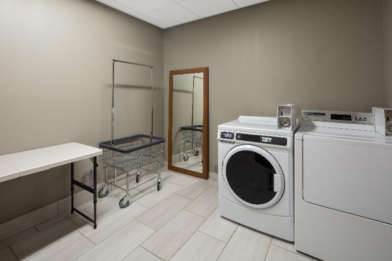 Holiday Inn Express & Suites Chico By IHG image