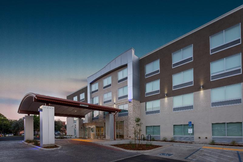 Holiday Inn Express & Suites Chico By IHG image