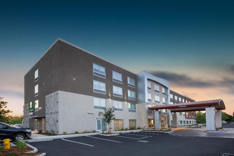 Holiday Inn Express & Suites Chico By IHG image