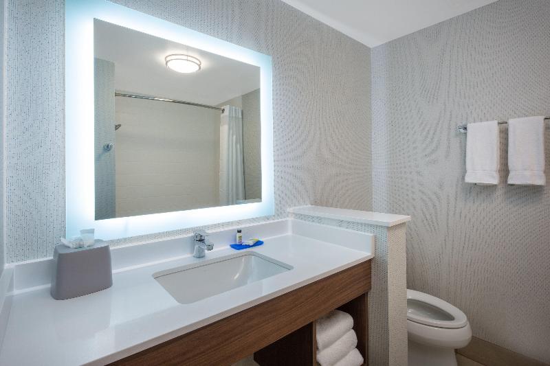 Holiday Inn Express & Suites Chico By IHG image