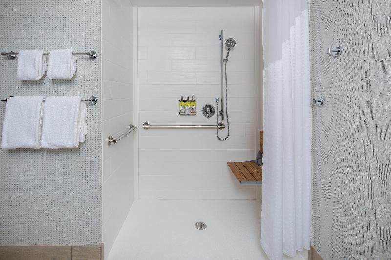 Holiday Inn Express & Suites Chico By IHG image